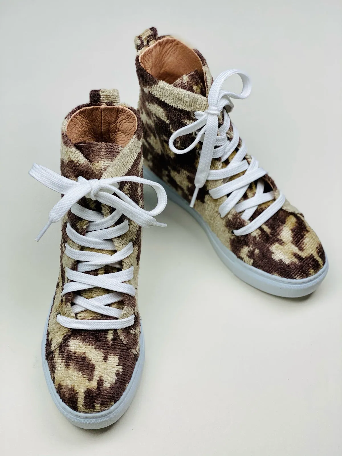 Silk Velvet Rustic Oak High Tops