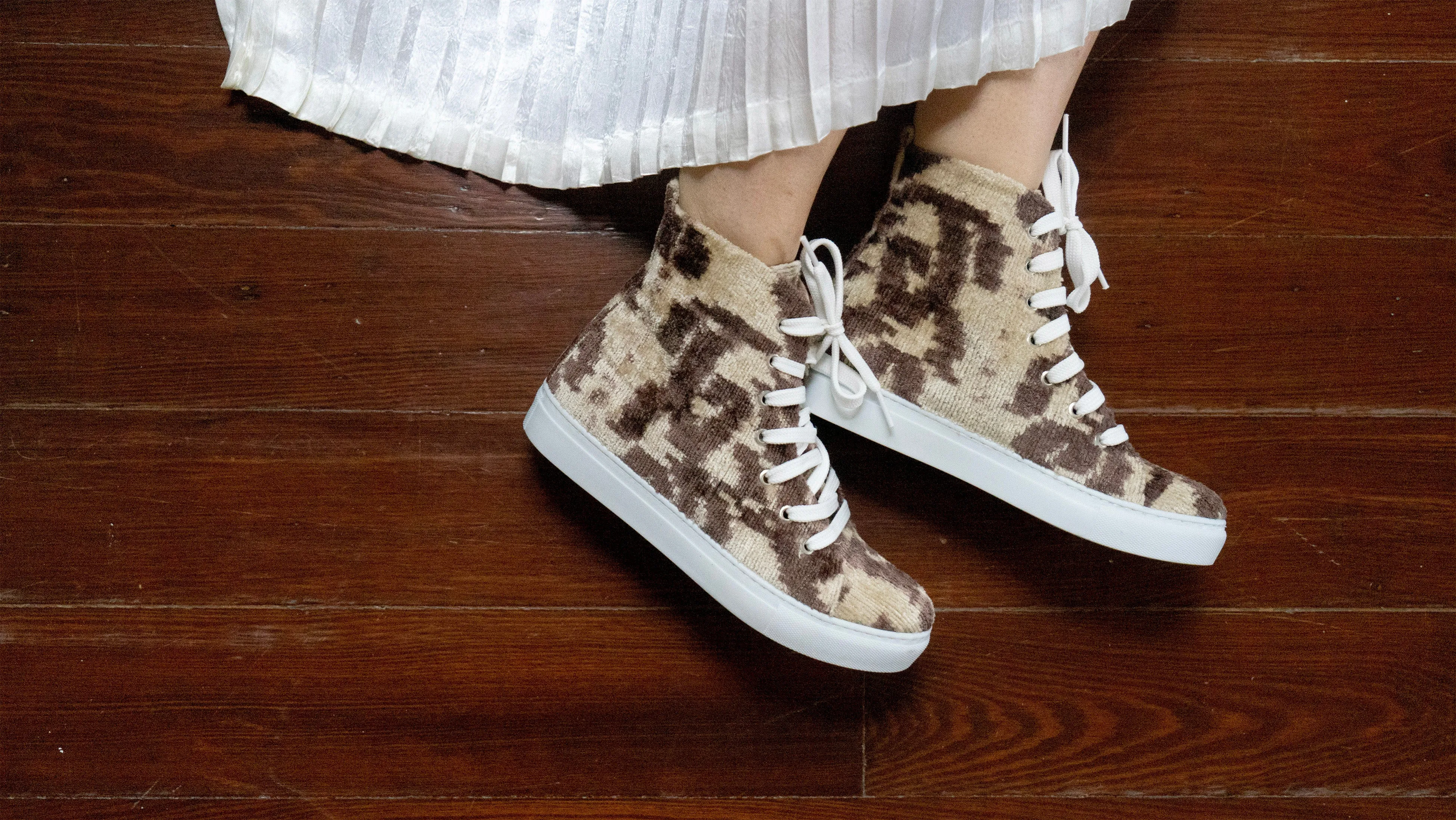 Silk Velvet Rustic Oak High Tops