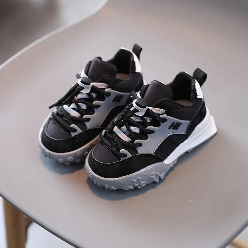 Stylish children's sports shoe